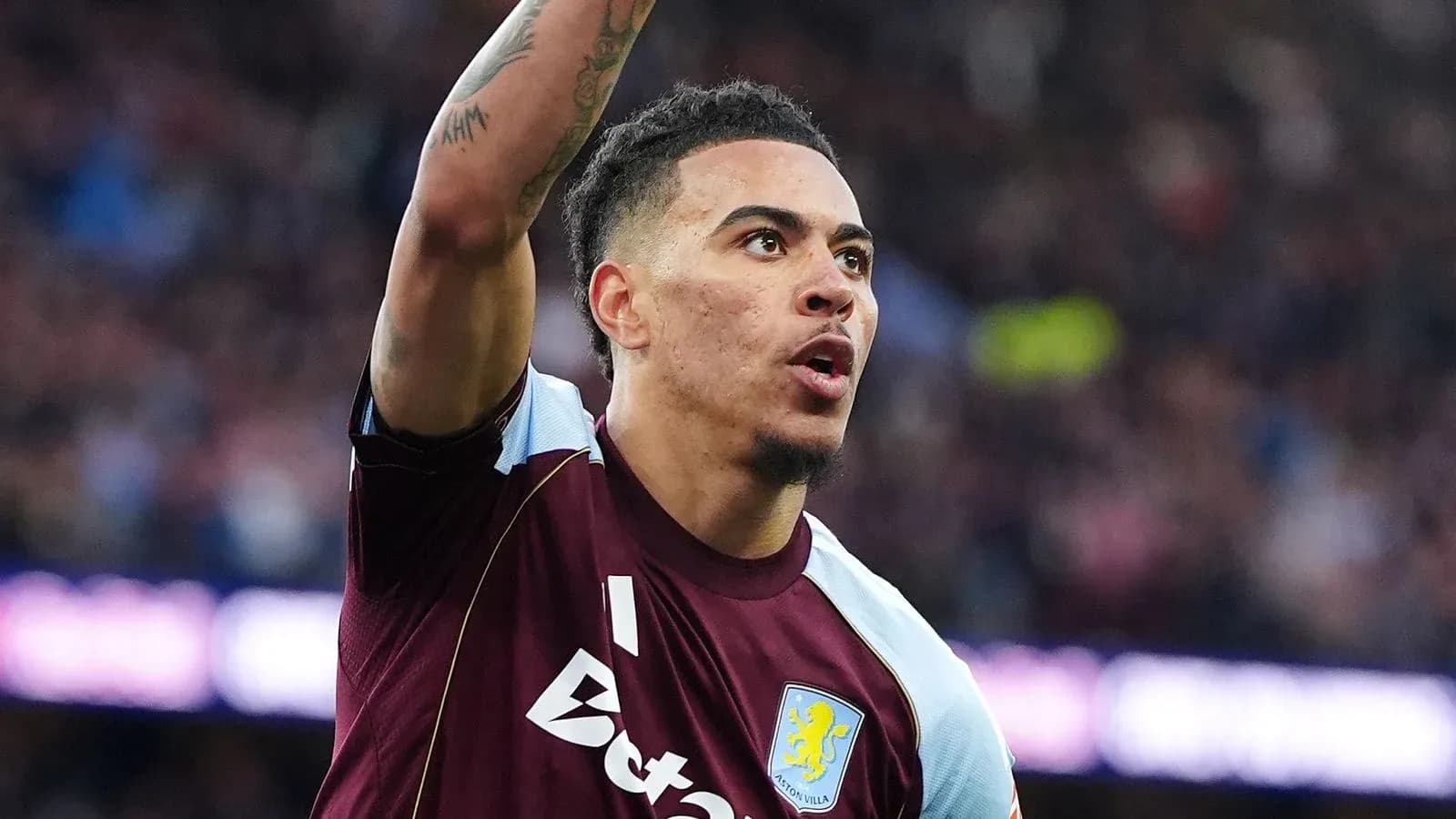 Jugador de Aston Villa levantando la mano durante el partido Jugador de Aston Villa levantando la mano durante el partido