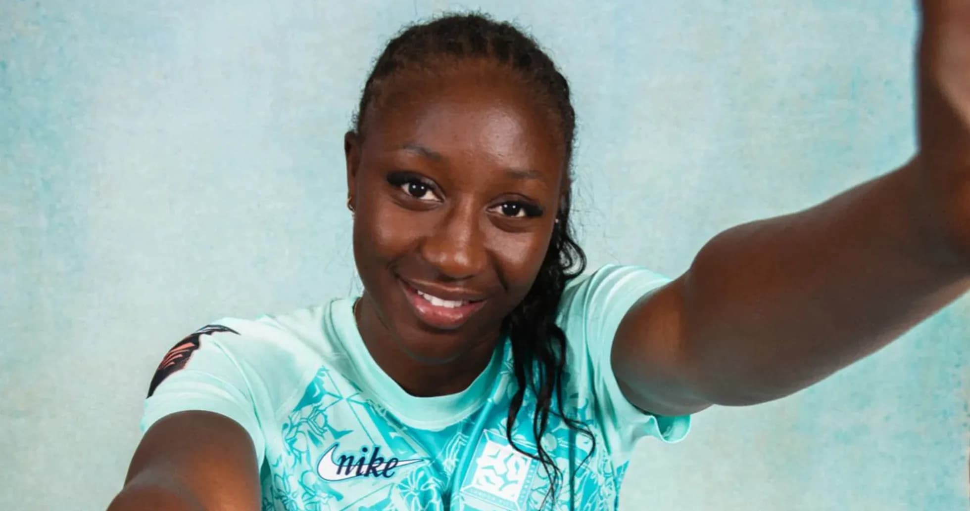 Jugadora sonriendo con camiseta de Nike Jugadora sonriendo con camiseta de Nike