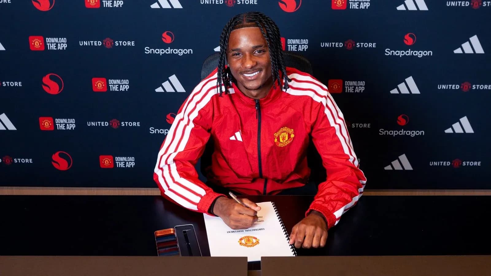 Jugador de Manchester United firmando contrato Jugador de Manchester United firmando contrato