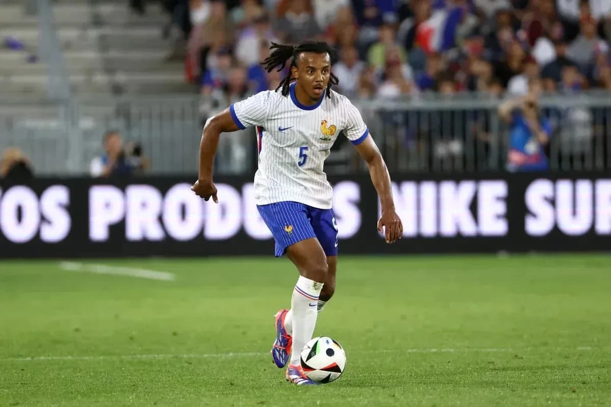 Jugador de Francia controlando el balón en el campo Jugador de Francia controlando el balón en el campo