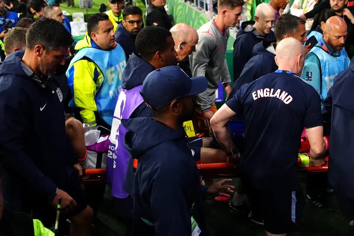 Jugadores y personal médico en la línea de banda Jugadores y personal médico en la línea de banda