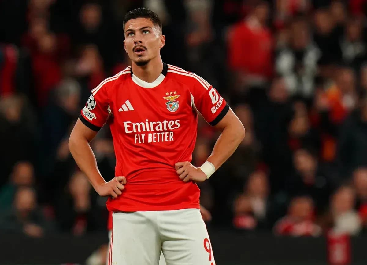 Jugador de Benfica con camiseta roja en el campo Jugador de Benfica con camiseta roja en el campo