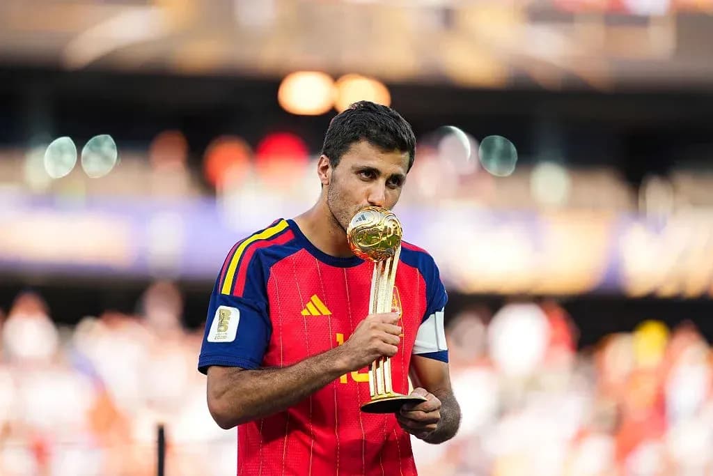 Jugador de España besando el trofeo de la Copa del Mundo Jugador de España besando el trofeo de la Copa del Mundo