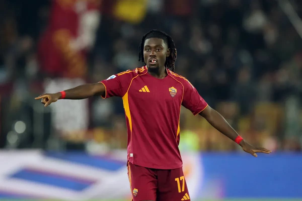Jugador de la Roma señalando durante el partido Jugador de la Roma señalando durante el partido