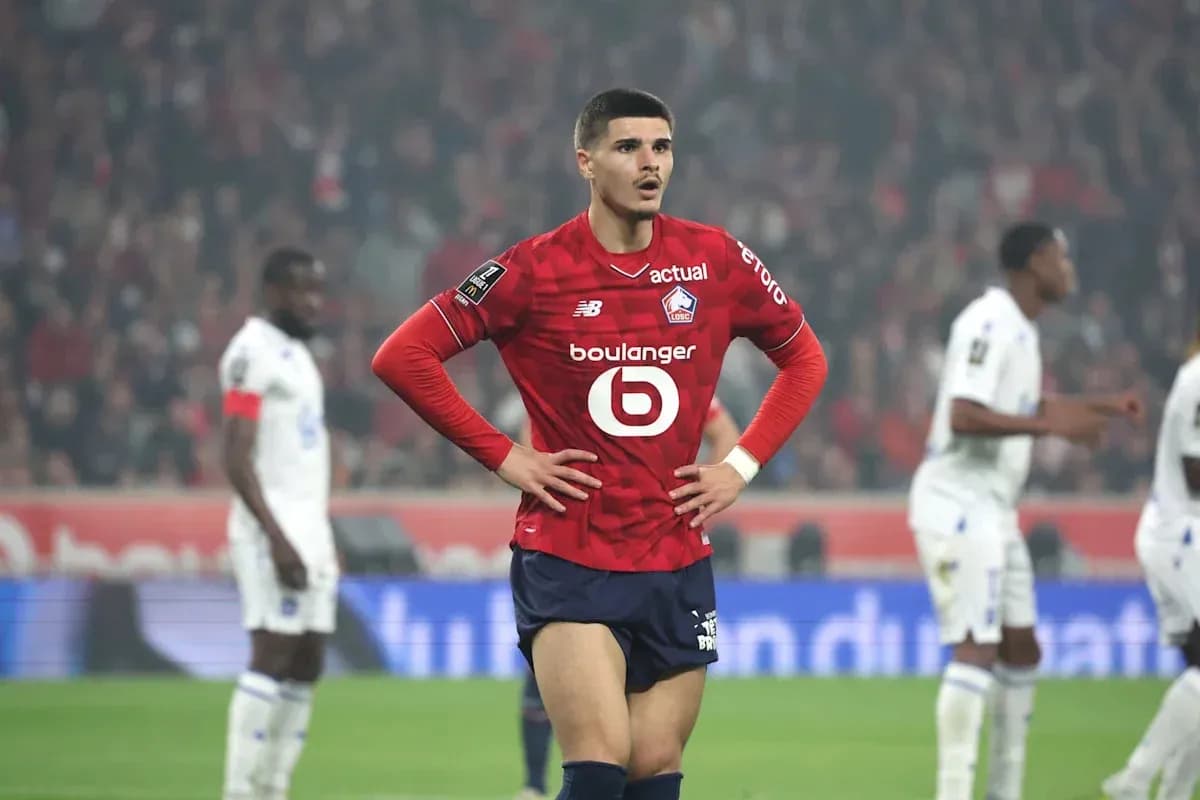 Jugador de Lille con manos en la cintura en el campo Jugador de Lille con manos en la cintura en el campo