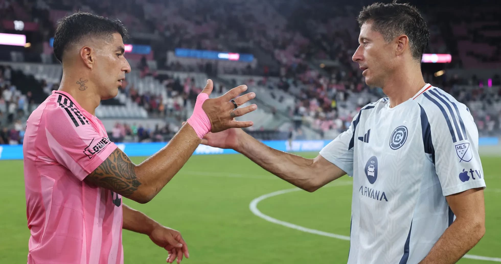 Jugadores saludándose después del partido en el campo Jugadores saludándose después del partido en el campo