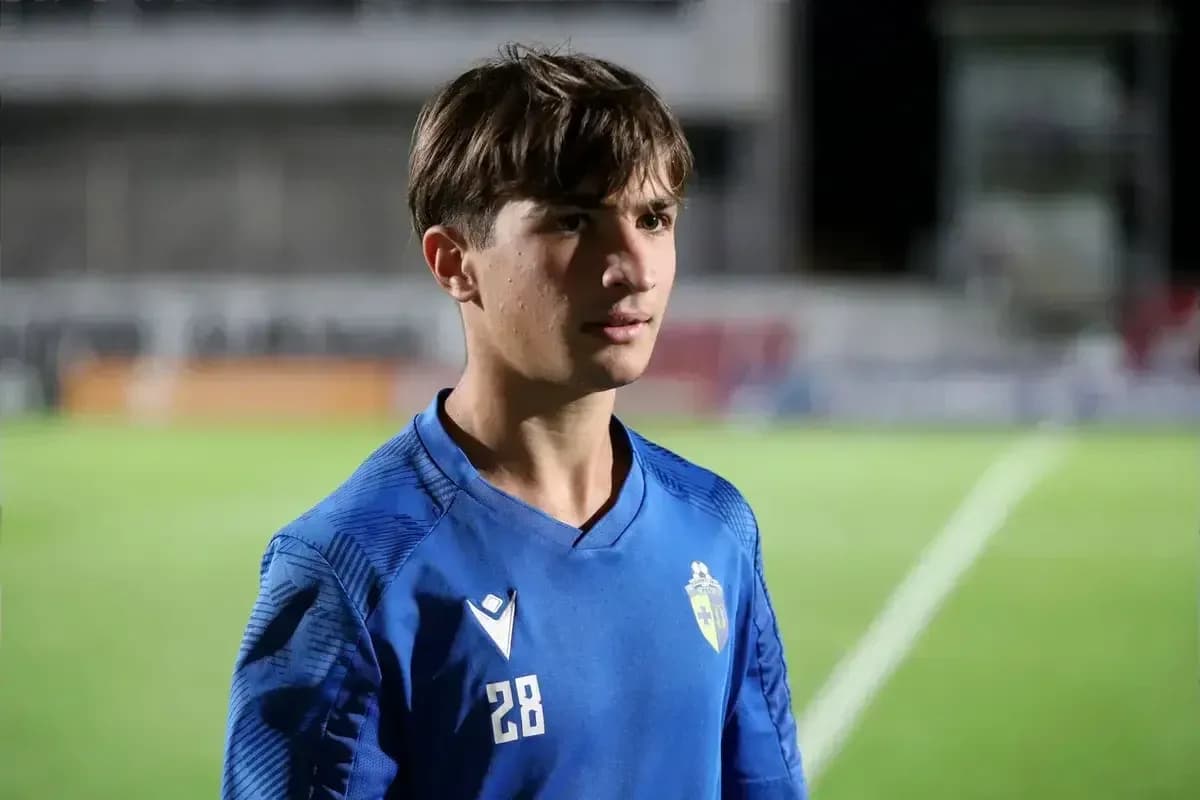 Jugador con camiseta azul en campo de fútbol Jugador con camiseta azul en campo de fútbol