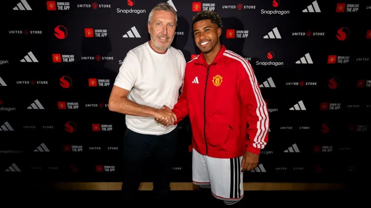 Jugador de Manchester United firmando contrato con directivo Jugador de Manchester United firmando contrato con directivo