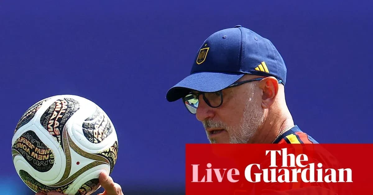 Entrenador sosteniendo un balón de fútbol Entrenador sosteniendo un balón de fútbol