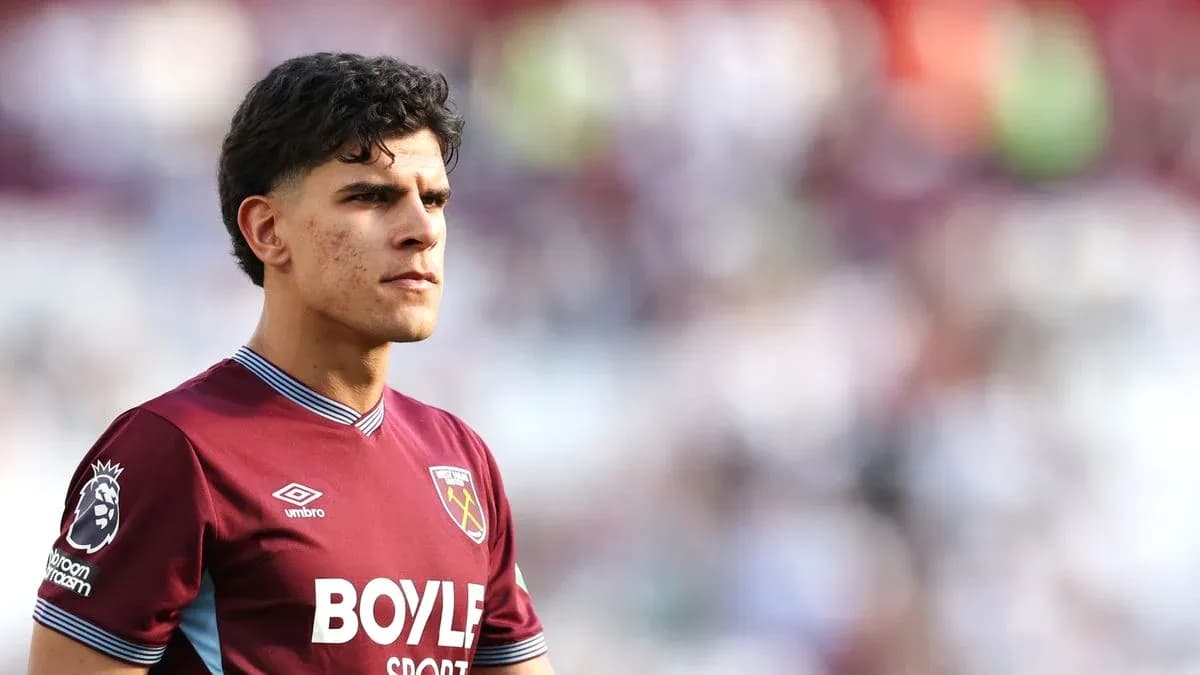 Jugador de West Ham en el campo antes del partido Jugador de West Ham en el campo antes del partido