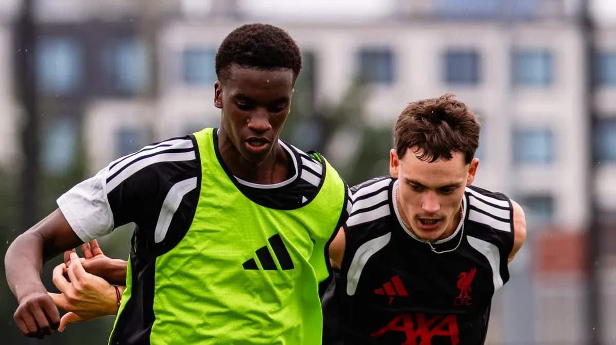 Dos jugadores compitiendo durante entrenamiento de fútbol Dos jugadores compitiendo durante entrenamiento de fútbol