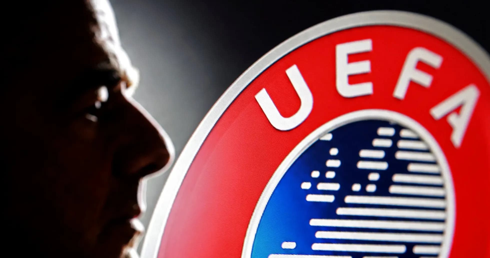 Perfil de una persona junto al logo de UEFA Perfil de una persona junto al logo de UEFA
