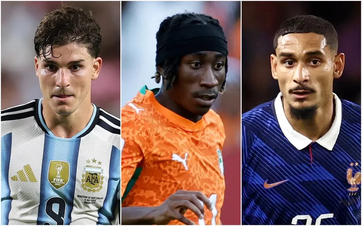 Tres futbolistas en acción durante un partido Tres futbolistas en acción durante un partido
