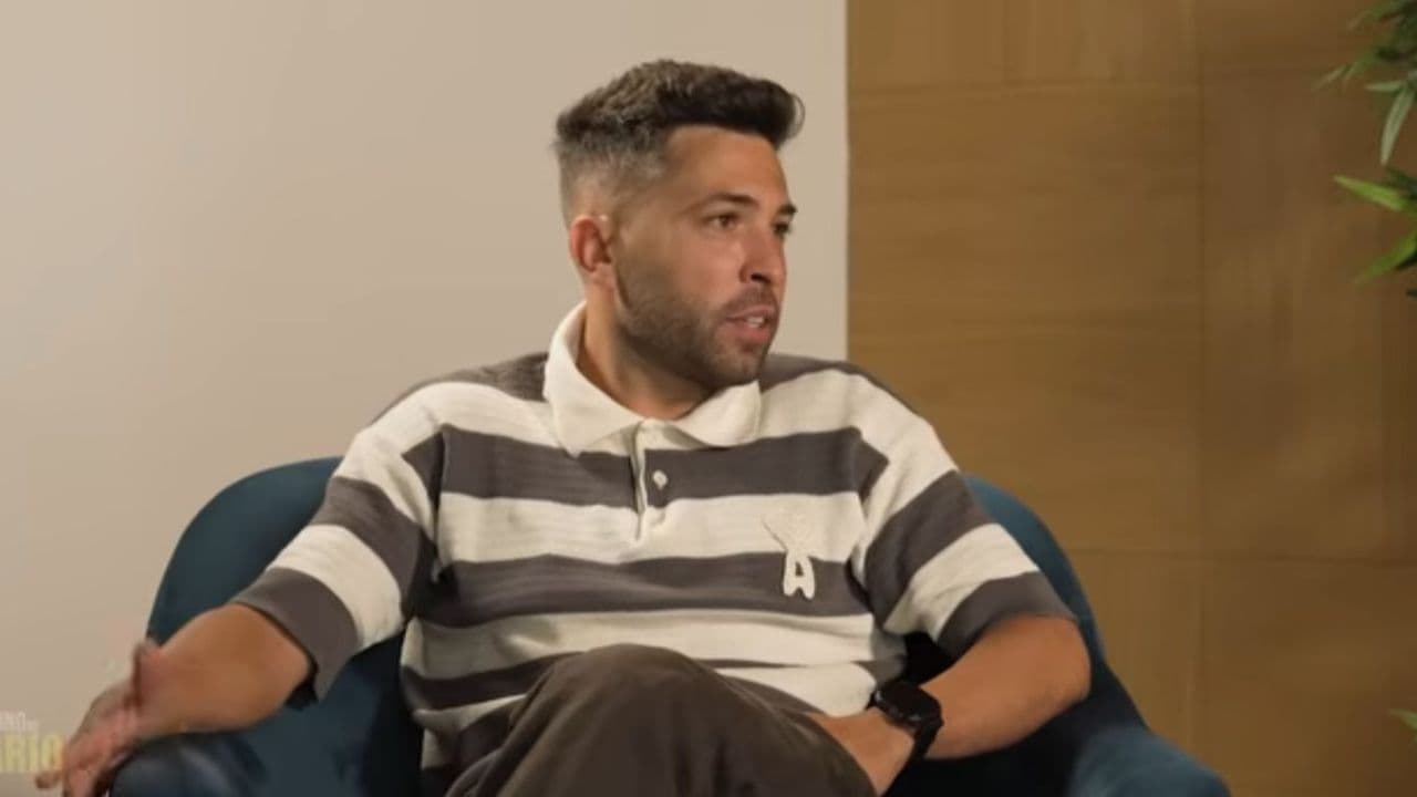 Persona sentado en un sillón durante una entrevista Persona sentado en un sillón durante una entrevista