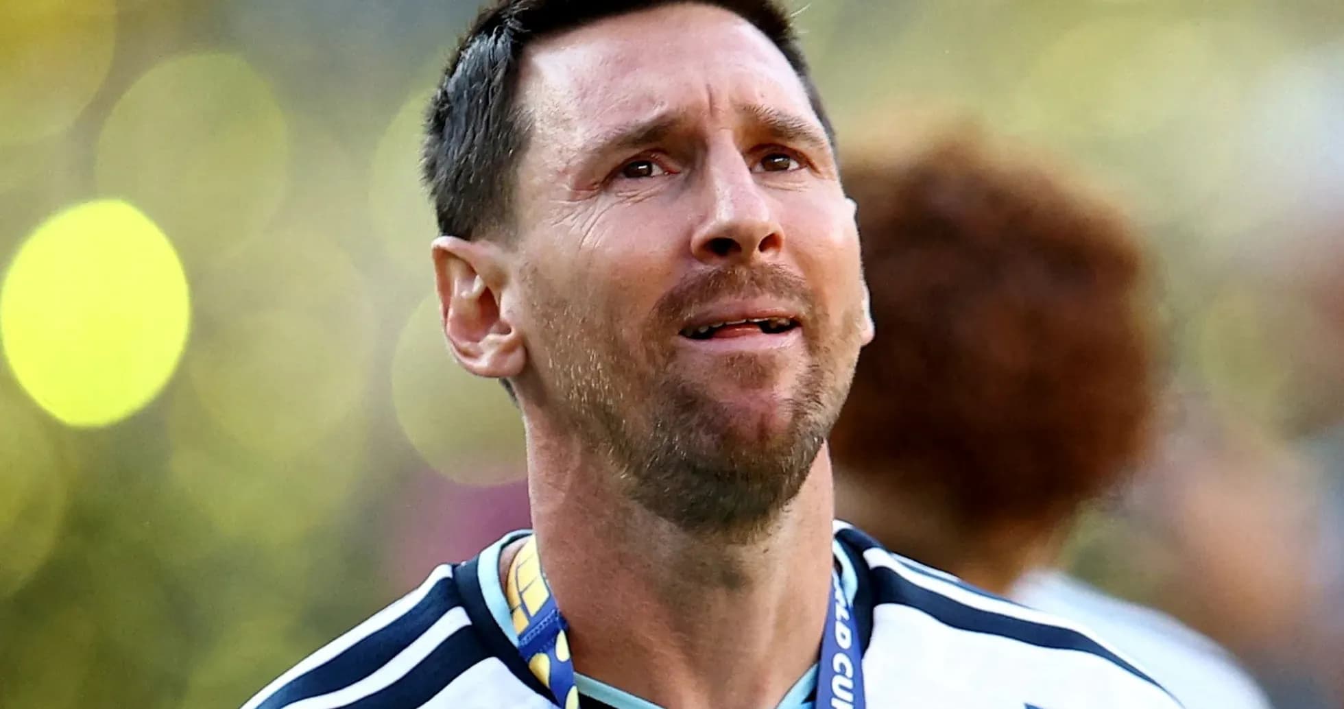 Jugador de Argentina con medalla tras el partido Jugador de Argentina con medalla tras el partido