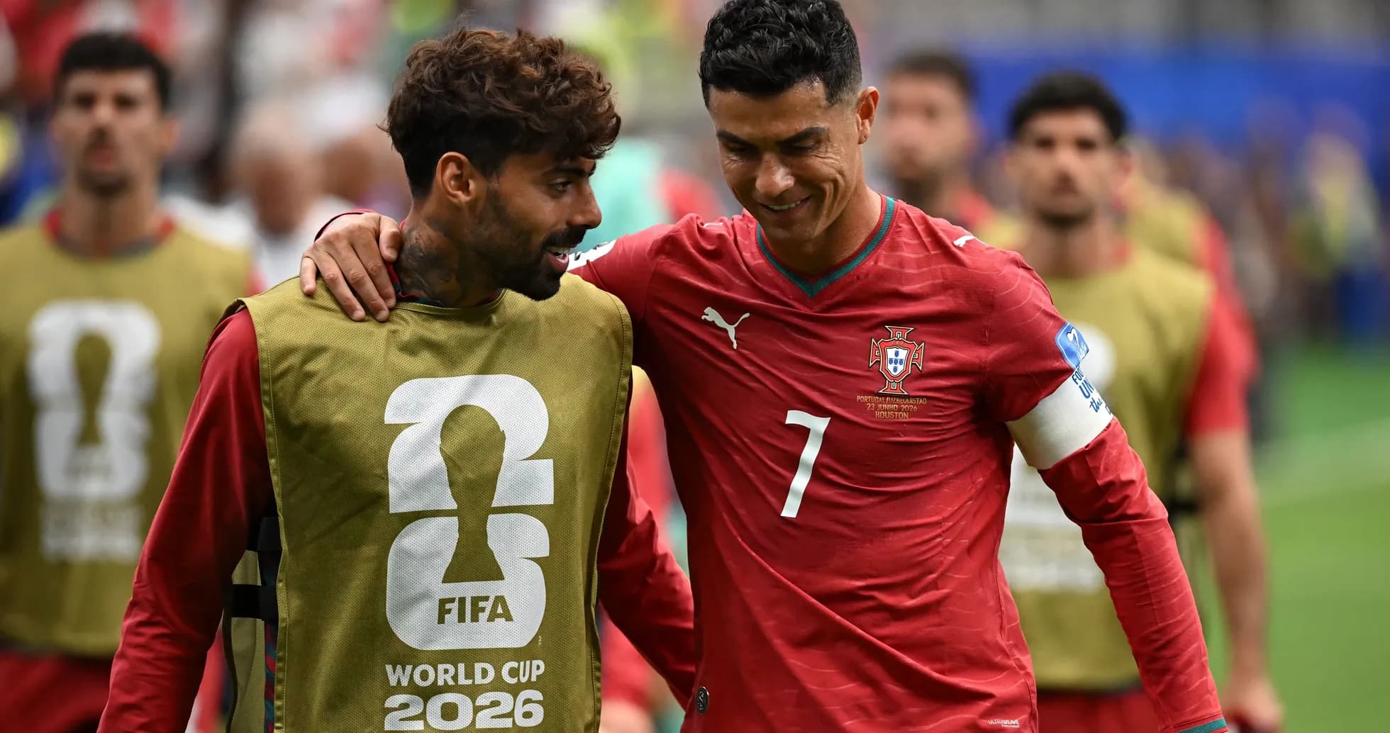 Cristiano Ronaldo conversando con compañero en el campo Cristiano Ronaldo conversando con compañero en el campo