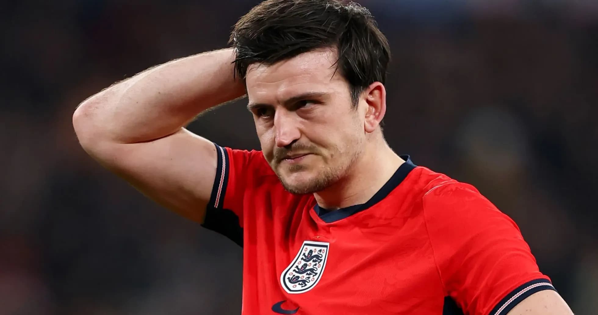 Jugador de Inglaterra con expresión pensativa en el campo Jugador de Inglaterra con expresión pensativa en el campo