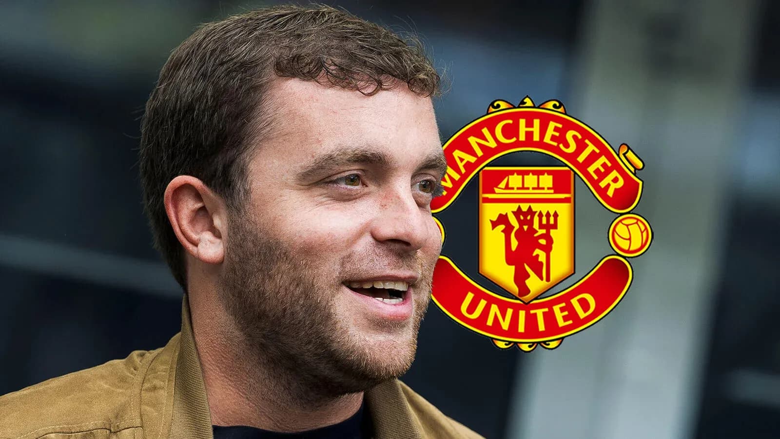 Hombre sonriendo con el logo de Manchester United de fondo Hombre sonriendo con el logo de Manchester United de fondo