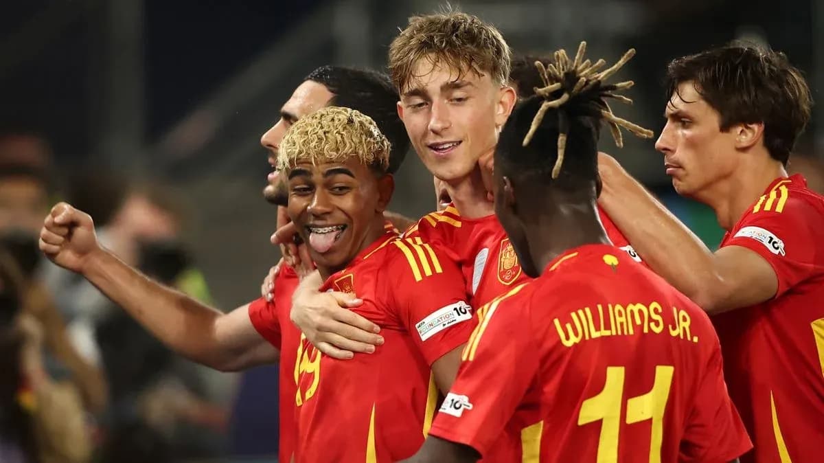 Jugadores de España celebrando un gol en partido Jugadores de España celebrando un gol en partido