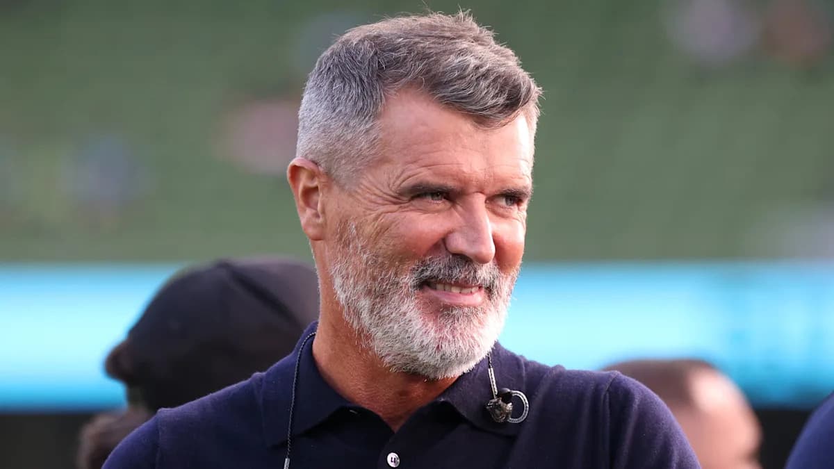 Hombre con barba y cabello corto en evento deportivo Hombre con barba y cabello corto en evento deportivo