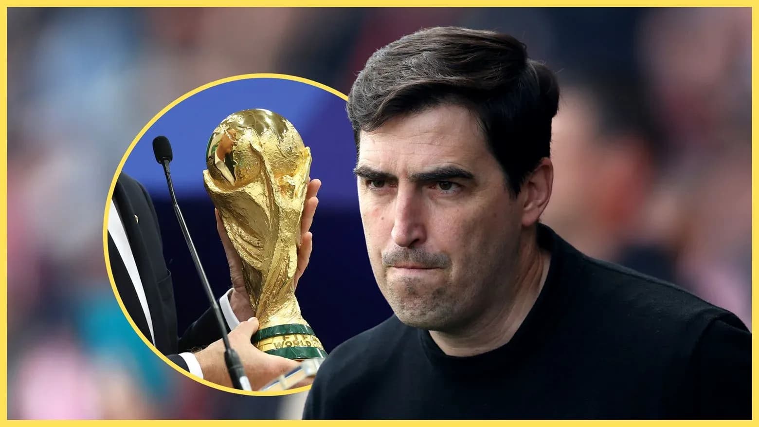 Entrenador mirando hacia el trofeo de la Copa Mundial Entrenador mirando hacia el trofeo de la Copa Mundial