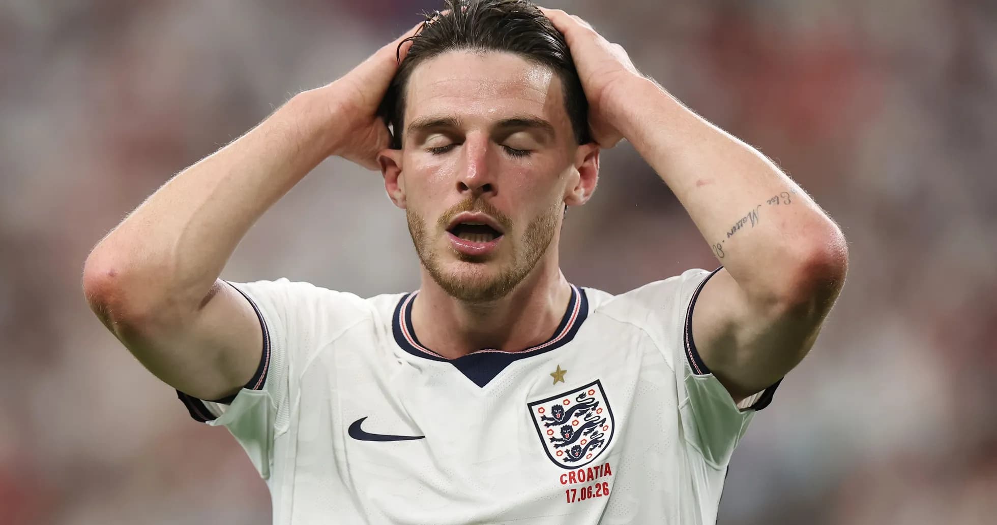 Jugador de Inglaterra con manos en la cabeza durante el partido Jugador de Inglaterra con manos en la cabeza durante el partido