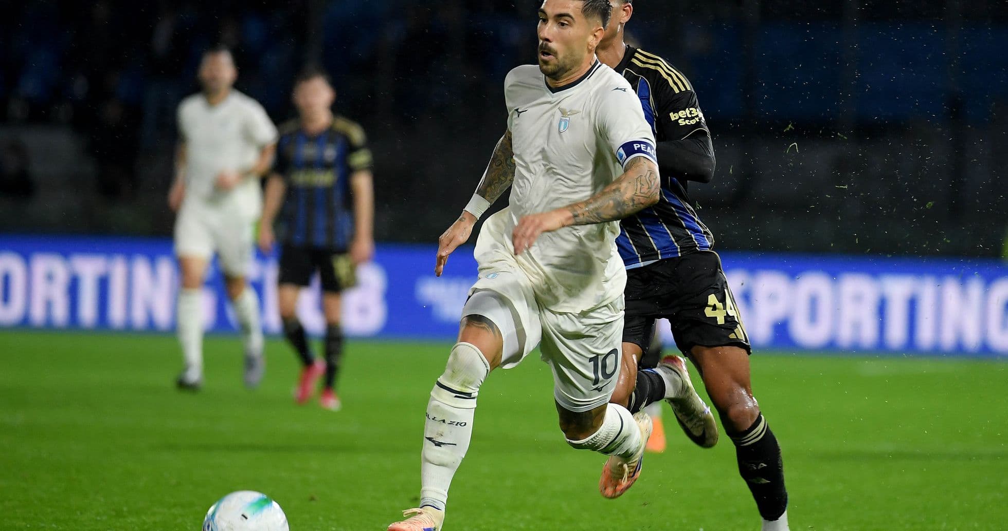 Jugador de Lazio corriendo con el balón Jugador de Lazio corriendo con el balón