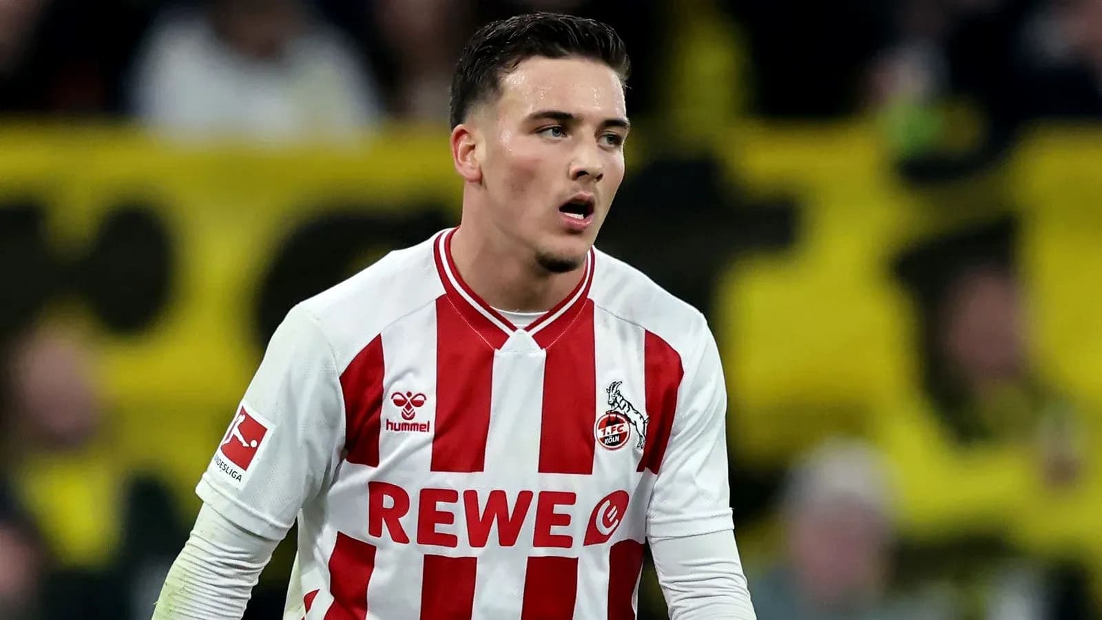Jugador de fútbol con camiseta de FC Köln en acción Jugador de fútbol con camiseta de FC Köln en acción