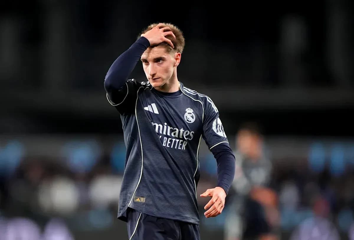 Jugador de Real Madrid tocándose la cabeza durante partido Jugador de Real Madrid tocándose la cabeza durante partido