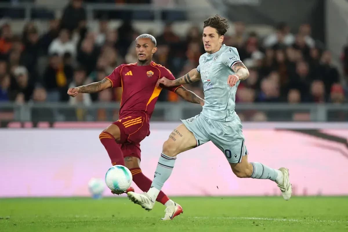 Jugadores de la Roma y Lazio persiguiendo el balón Jugadores de la Roma y Lazio persiguiendo el balón