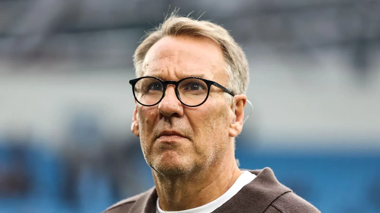 Hombre con gafas en un estadio de fútbol Hombre con gafas en un estadio de fútbol