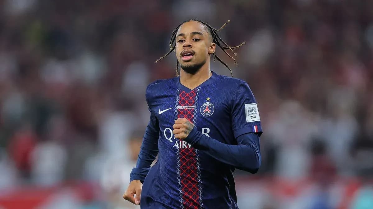 Jugador de PSG corriendo en el campo durante partido Jugador de PSG corriendo en el campo durante partido