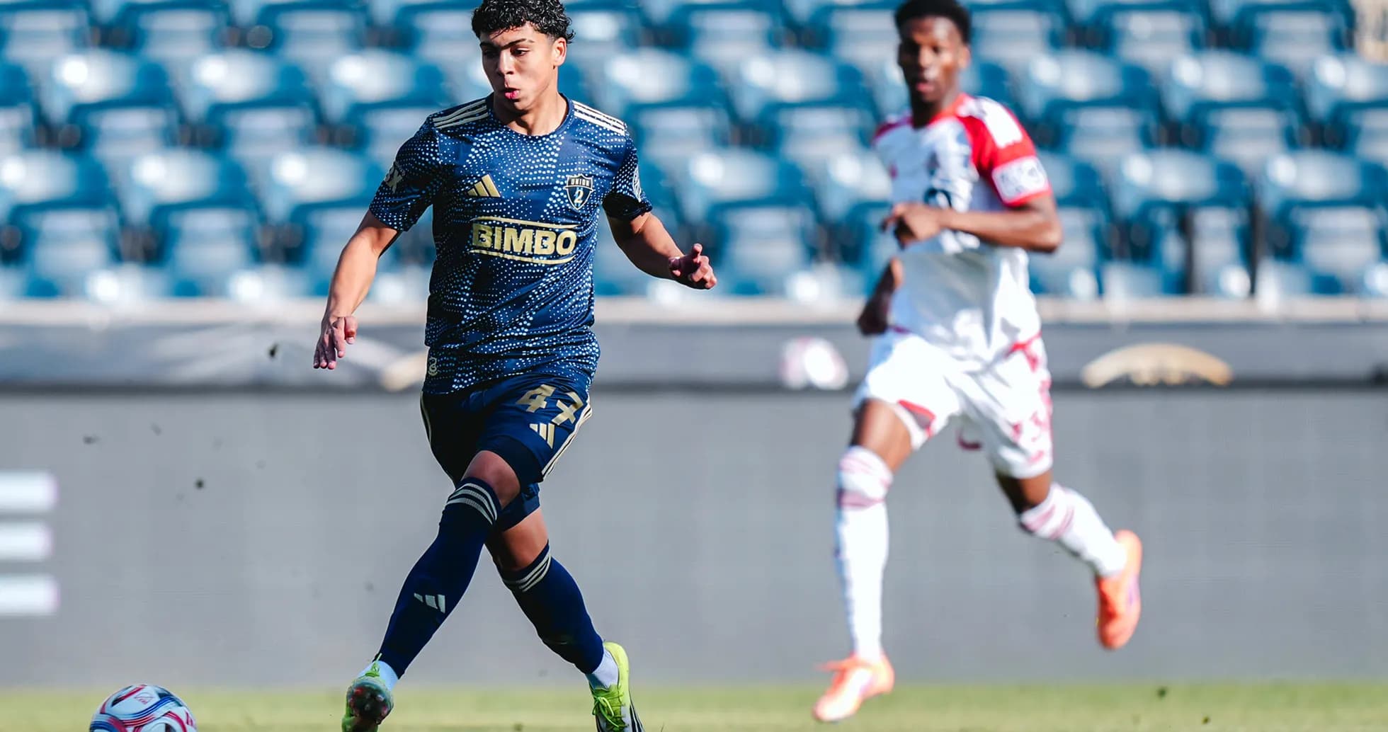 Jugador de Philadelphia Union II avanzando con el balón Jugador de Philadelphia Union II avanzando con el balón