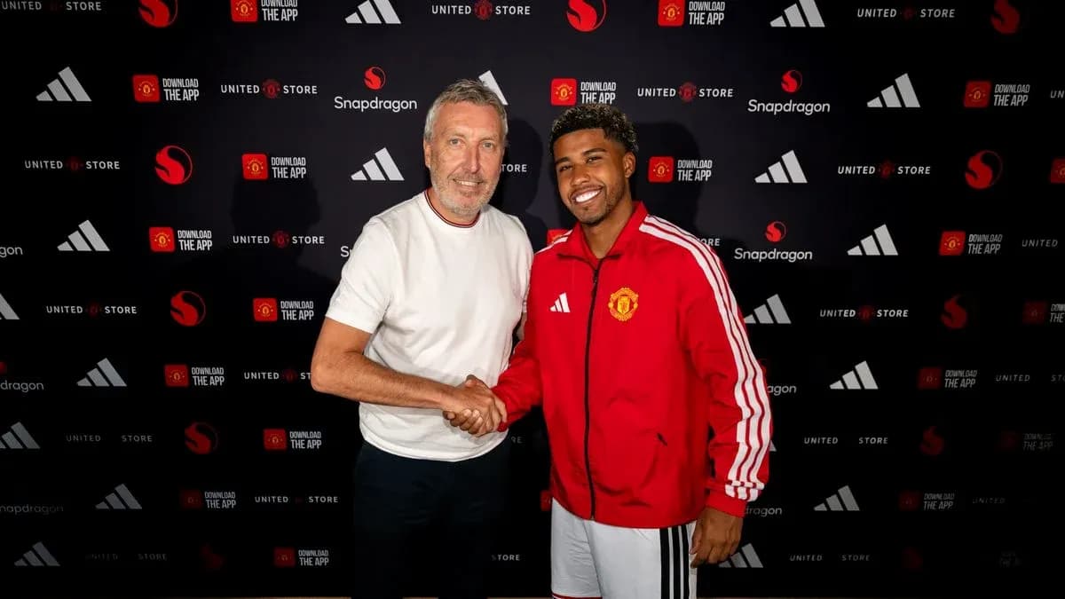 Jugadores de Manchester United firmando contrato Jugadores de Manchester United firmando contrato