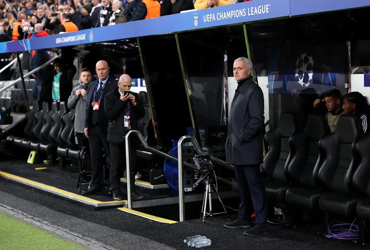 Entrenador en el banquillo durante partido de Champions Entrenador en el banquillo durante partido de Champions