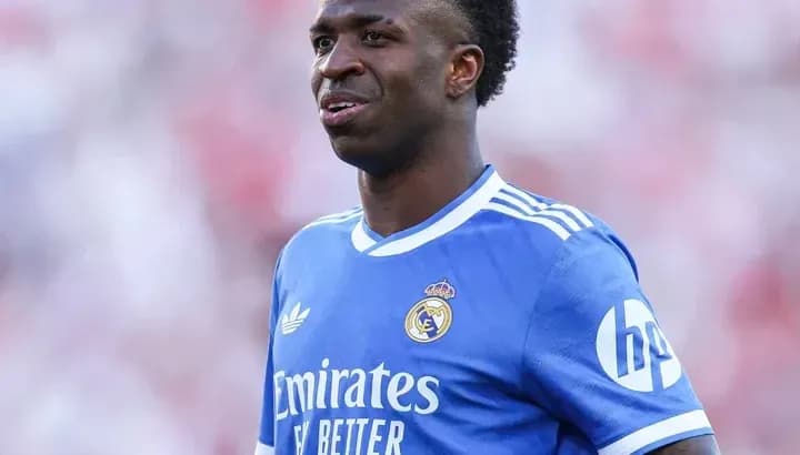 Jugador de Real Madrid en uniforme azul durante partido Jugador de Real Madrid en uniforme azul durante partido