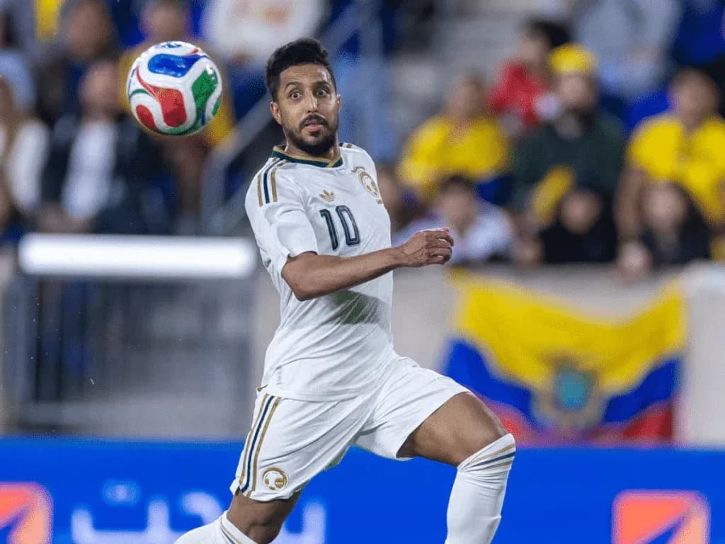 Jugador saudí controlando el balón en el partido Jugador saudí controlando el balón en el partido