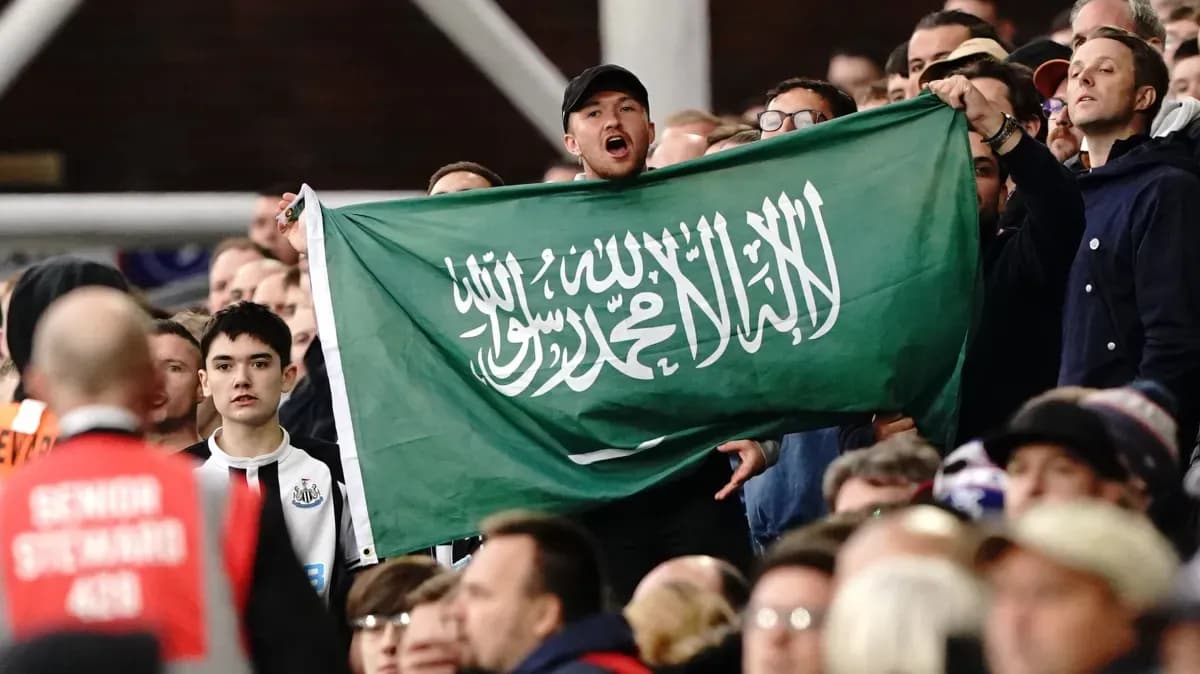 Afanáticos sosteniendo una bandera de Arabia Saudita en el estadio Afanáticos sosteniendo una bandera de Arabia Saudita en el estadio