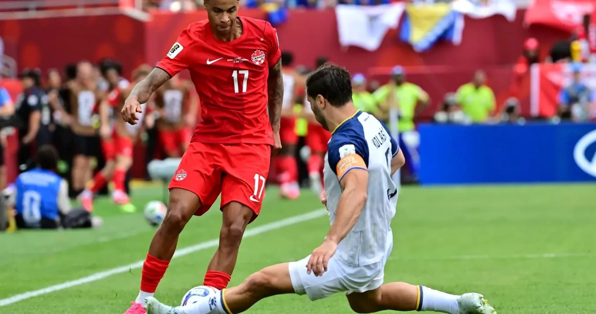 Jugador de Canadá driblando a oponente de Bosnia Jugador de Canadá driblando a oponente de Bosnia