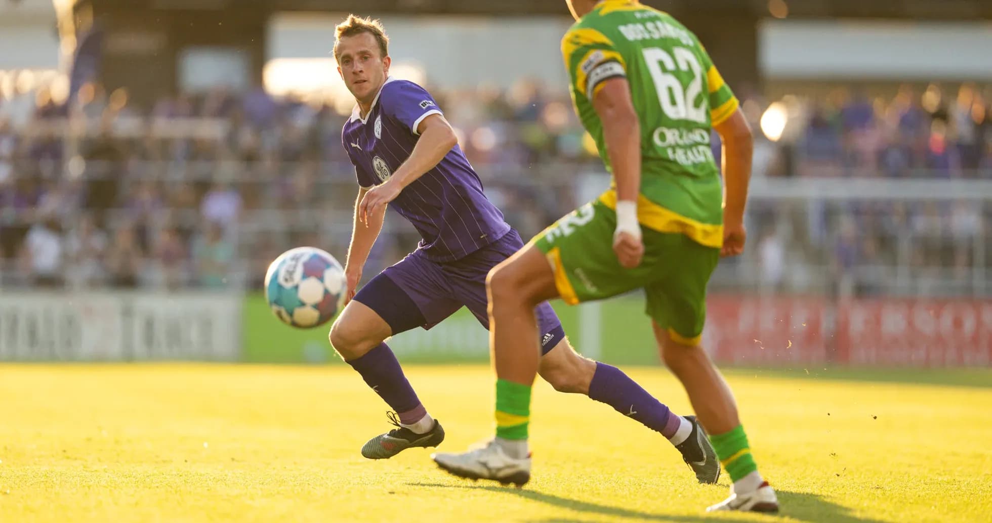 Jugador de Louisville City en acción con balón Jugador de Louisville City en acción con balón