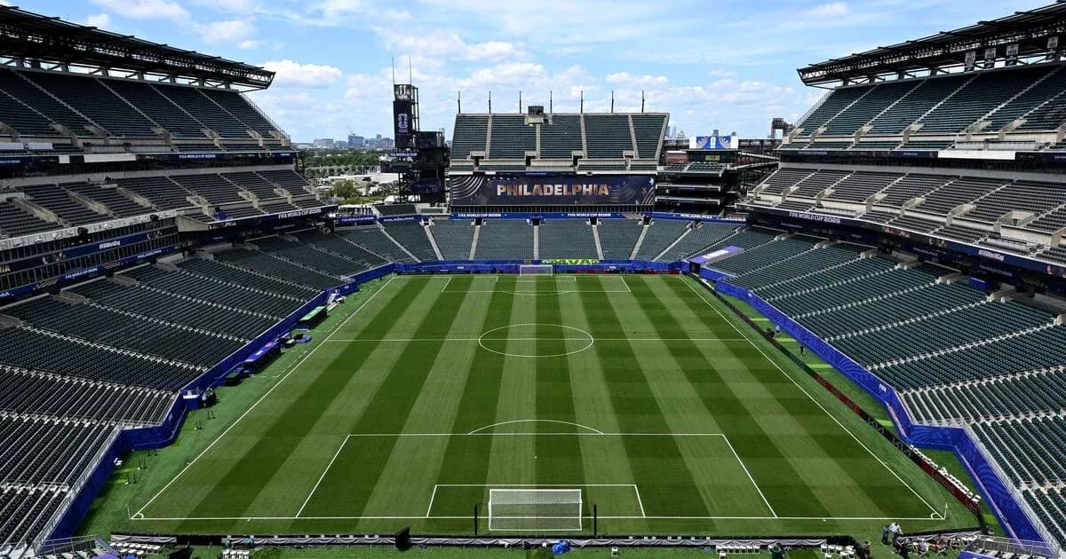 Estadio vacío con campo de fútbol marcado Estadio vacío con campo de fútbol marcado
