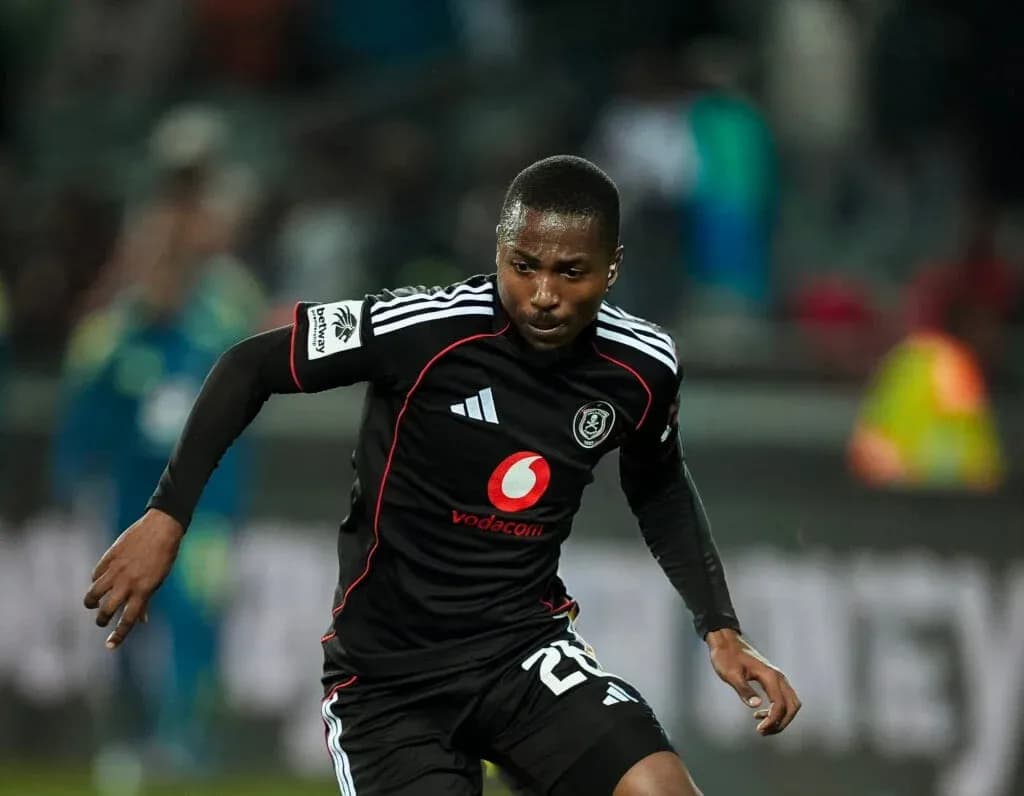 Jugador de Orlando Pirates corriendo durante el partido Jugador de Orlando Pirates corriendo durante el partido