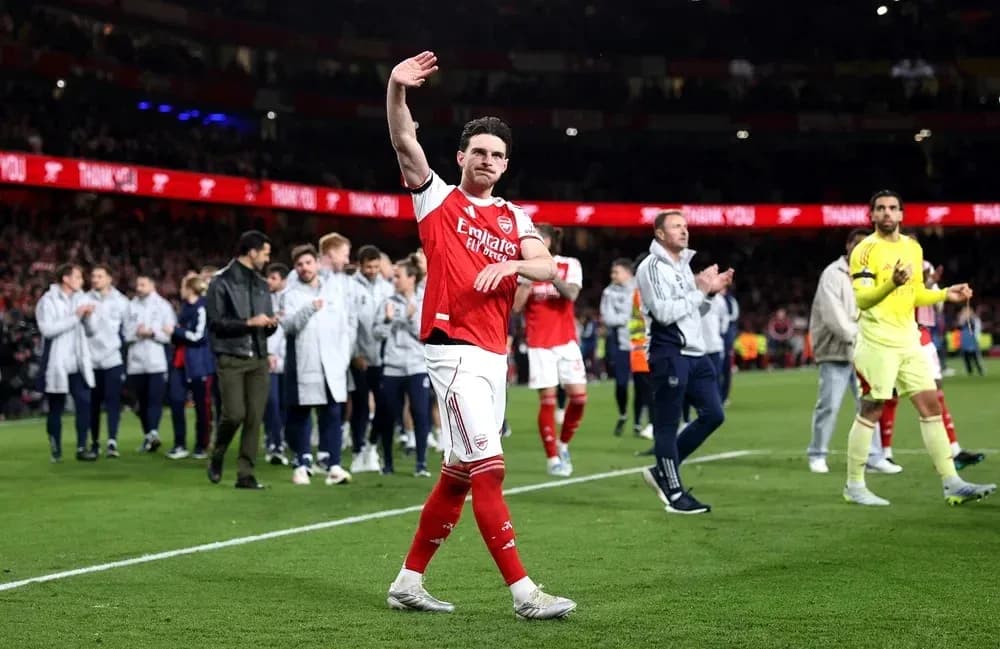 Jugador del Arsenal saludando a la afición tras el partido Jugador del Arsenal saludando a la afición tras el partido