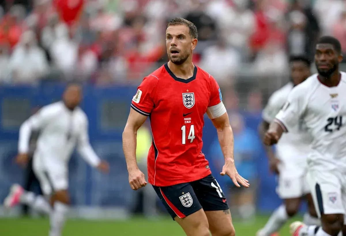 Jugador de Inglaterra en partido bajo la lluvia Jugador de Inglaterra en partido bajo la lluvia
