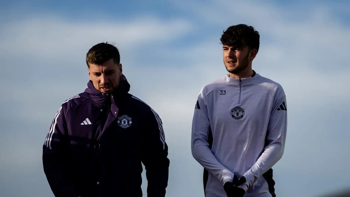 Dos jugadores de Manchester United en entrenamiento Dos jugadores de Manchester United en entrenamiento