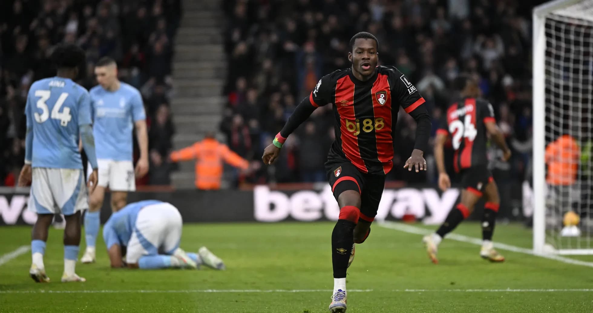 Jugador de Bournemouth celebra un gol Jugador de Bournemouth celebra un gol