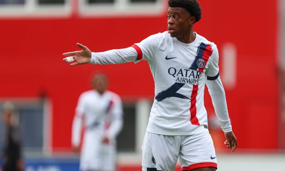 Jugador de PSG señalando durante un partido Jugador de PSG señalando durante un partido