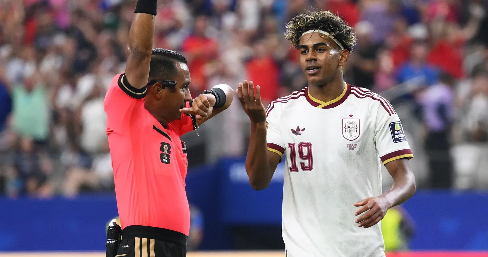 Árbitro mostrando tarjeta mientras jugador se queja Árbitro mostrando tarjeta mientras jugador se queja