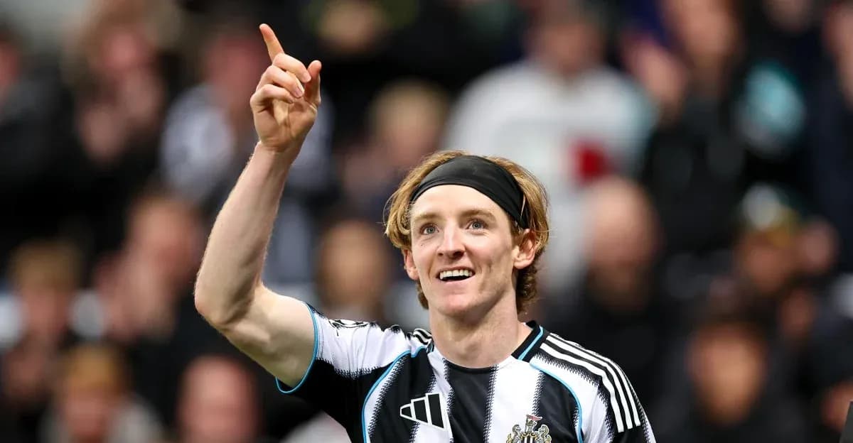 Jugador de Newcastle celebrando con un dedo levantado Jugador de Newcastle celebrando con un dedo levantado