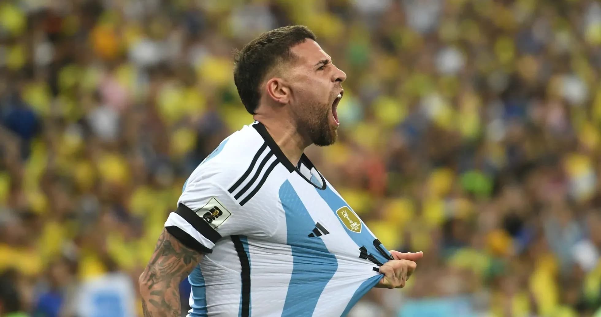 Jugador argentino celebrando con la camiseta en la mano Jugador argentino celebrando con la camiseta en la mano